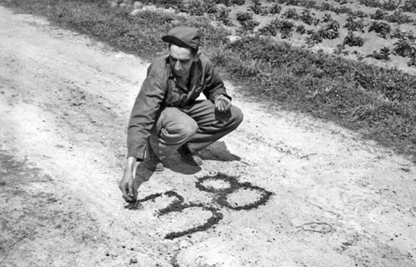 ▲ 1945년 9월 한국에 진주한 미군이 전방 북위38도선상 도로에 숫자 표지를 하고있다. (장소미상)