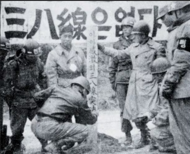 ▲ 1950년 인천상륙작전 직후 10월1일 38선을 돌파한 국군 제1군단 김백일 군단장이 '38선은 없다'는 구호앞에서 기념 말뚝에 