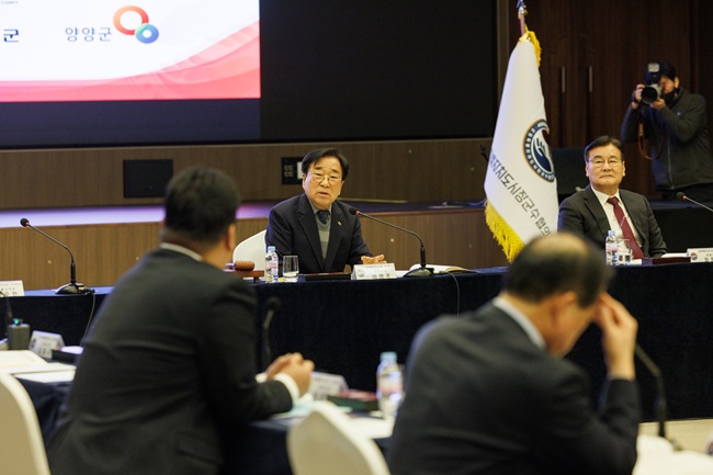 ▲ 강원특별자치도시장군수협의회가 4일 영월군 '더 한옥헤리티지 영빈관'에서 민선8기 4차년도 제2차 정례회를 개최하고 도내 주요 현안 심의 및 대응책을 논의했다. ⓒ철원군