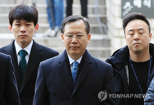 ▲ 사법행정권 남용 의혹을 받고 있는 박병대 전 대법관이 영장실질심사를 받기 위해 2018년 12월 6일 오전 서울 서초구 서울중앙지방법원에 출석했다. ⓒ연합뉴스