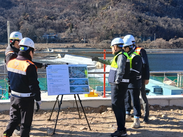 ▲ 윤상옥 남부발전 재생에너지본부장(오른쪽 세 번째)이 지난 3일 수하보 소수력 발전소 건설현장을 방문해, 안전경영을 실시했다. (사진=남부발전) ⓒ전성무 기자