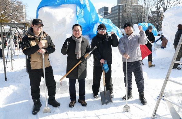 ▲ 이장우 대전시장, 삿포로에서 제76회 눈축제 관람하고 있다.ⓒ대전시