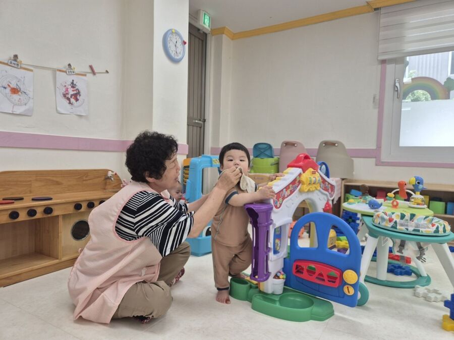 ▲ 김포시 노인 역량활용사업으로 어르신들이 유아를 돌보는 일자리를 제공하고 있다. ⓒ김포시 제공