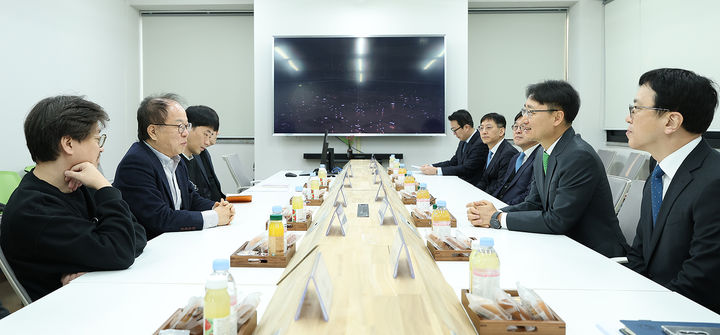 ▲ 임광현 국세청장이 4일 대전 대덕연구개발특구에서 열린 세정지원 간담회에서 입주 기업인들과 대화를 나누고 있다.ⓒ국세청