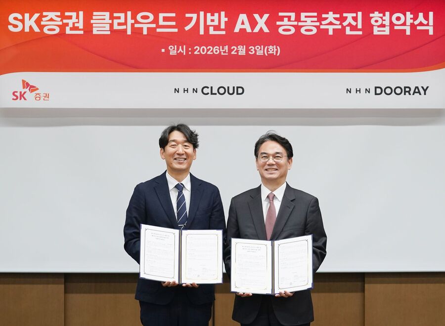▲ 김동훈 NHN Cloud 대표이사(왼쪽)와 정준호 SK증권 대표이사가 지난 3일 '클라우드 및 AX 분야 협력을 위한 업무협약(MOU)'을 체결한 후 기념 촬영하고 있다. ⓒSK증권