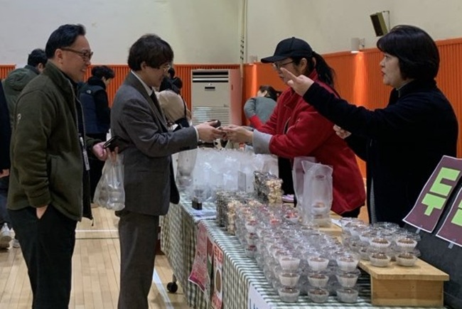 ▲ 한국광해광업공단(사장 황영식)이 4일 강원 원주 본사에서 원주시 및 강원친환경연합사업단과 공동으로 설맞이 강혁이네 상생 직거래장터를 열었다. 지역 내 사회적경제기업과 농특산품의 판로개척을 위해 진행된 행사에는 지역 20개 업체와 KOMIR 임직원이 참여했다. ⓒ한국광해광업공