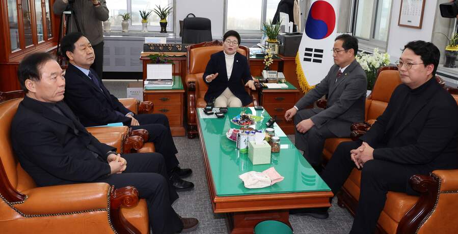 ▲ 구윤철 경제부총리 겸 재정경제부 장관이 4일 국회에서 임이자 재정경제기획위원회 위원장을 비롯한 위원들과 면담하고 있다. ⓒ뉴시스