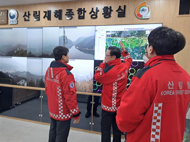 ▲ 송준호 북부지방산림청장이 봄철 산불대책본부 상황실 운영현황을 보고받고 있다. ⓒ북부지방산림청