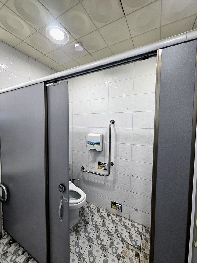 ▲ 안심 스마트 장치가 설치된 행정복지센터 화장실 ⓒ고양특례시 제공