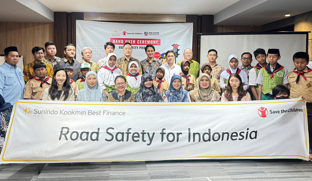 ▲ KB캐피탈이 지난 3일(현지시각) 인도네시아 아동 교통안전 위한 도로 안전시설 구축 'Road Safety' 사업 이양식을  진행했다. ⓒKB캐피탈