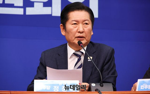 [단독] 與, '1인 1표' 중앙위 투표 압박? … 정청래 측 "관례대로 투표 독려"