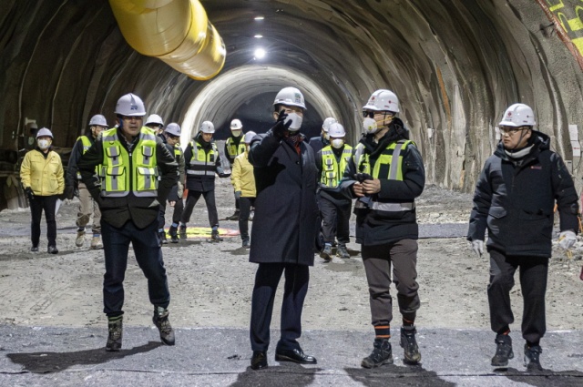 ▲ 김성제 의왕시장이 인덕원~동탄선 4공구 현장을 방문해 점검을 하고 있다. ⓒ의왕시 제공