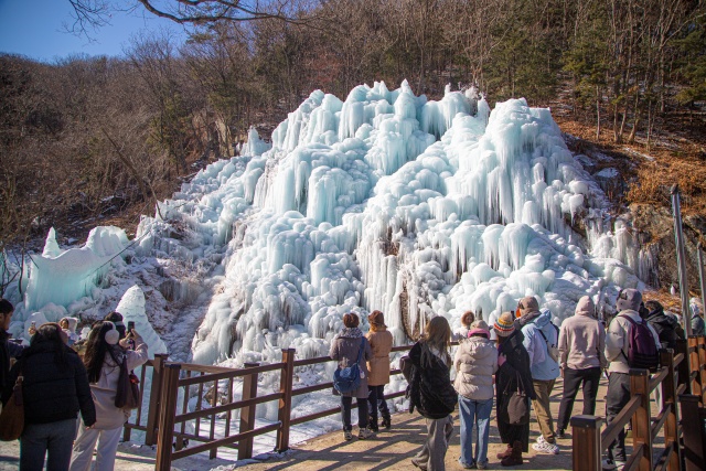 ▲ 꽁꽁 언 계곡과 거대한 빙벽 ‘가평 어비계곡’ ⓒ경기관광공사 제공