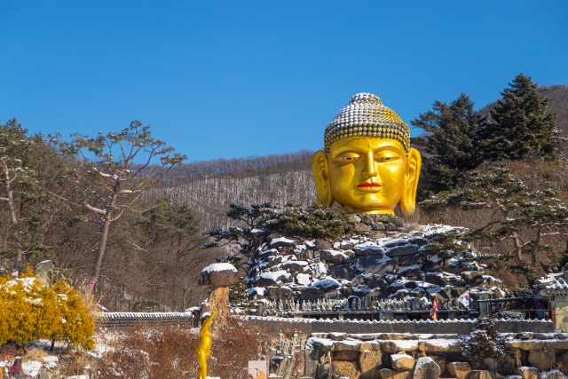 ▲ 눈에 덮인 이국적 사찰 ‘용인 와우정사’ ⓒ경기관광공사 제공