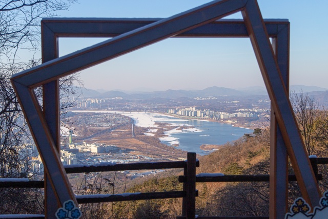 ▲ 눈 덮인 한강을 감상할 수 있는 ‘하남 검단산’ ⓒ경기관광공사 제공