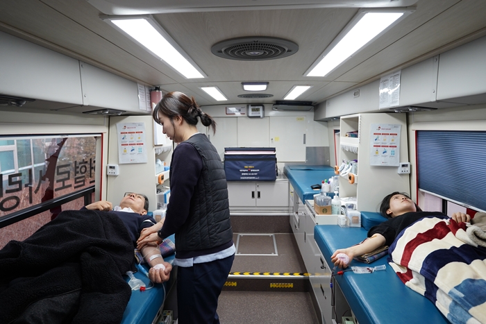 ▲ 충북테크노파크 임직원과 입주기업 직원들이 사랑의 생명나눔 헌혈을 하고 있다. ⓒ충북TP