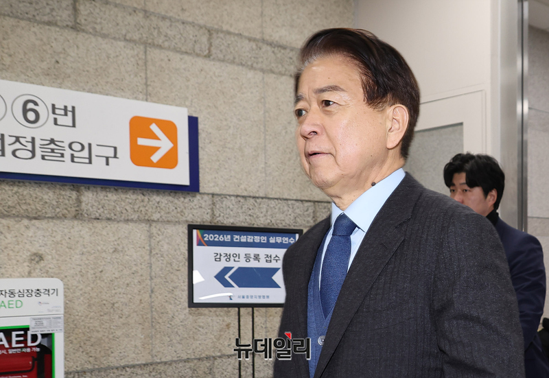 ▲ 불법 정치자금 수수 혐의로 기소된 노웅래 전 민주당 의원이 4일 오후 서울 서초구 서울중앙지법에서 열린 항소심 1차 공판에 출석하고 있다. ⓒ정상윤 기자