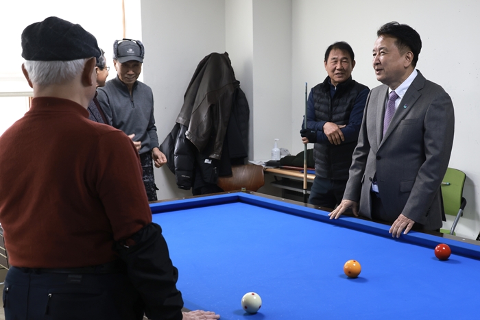 ▲ 김영환 충북지사가 4일 보은군 노인복지관을 방문해 어르신들과 인사를 나누고 있다. ⓒ충북도