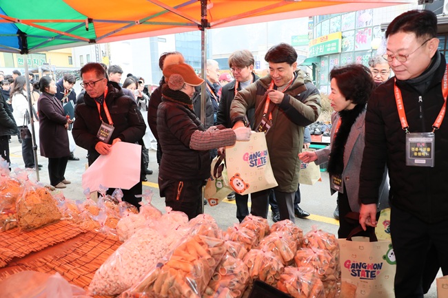 ▲ 김진태 도지사가 4일 인제전통시장을 찾아 장보기 행사와 함께 상인들을 격려하고 명절 장바구니 물가 상황과 시장 현안을 직접 점검했다. ⓒ강원특별자치도