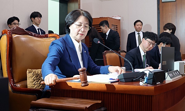 ▲ 추미애 법사위원장이 4일 국회에서 열린 법제사법위원회 전체회의에서 의사봉을 두드리고 있다. ⓒ뉴시스