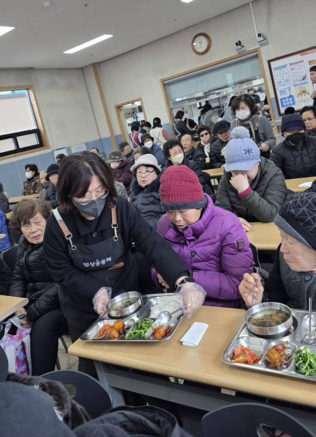 ▲ 강원서부보훈지청이 4일 원주에서 밥상공동체종합사회복지관과 함께 국가유공자 및 유족에게 따뜻한 식사를 제공하고 감사의 마음을 전하는 '설맞이 찾아가는 보훈, 따뜻한 한 끼' 행사를 개최했다. ⓒ강원서부보훈지청