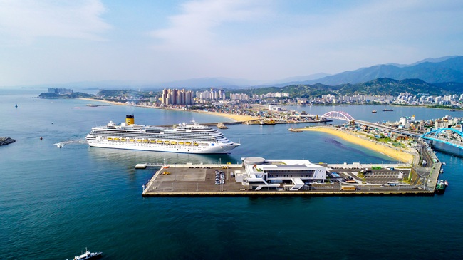 ▲ 속초항 입항하는 코스타세레나호. ⓒ속초시