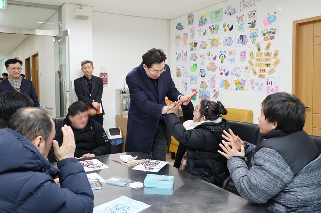 ▲ 원강수 원주시장이 설 명절을 앞두고 지난 3일 지정면 장애인 생활시설 한울타리를 위문했다. ⓒ원주시