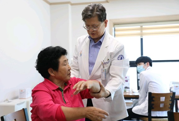 ▲ 인하대병원 의료진이 지난해 10월 대청도를 방문, 통증을 호소하는 주민을 진료하고 있다.ⓒ인하대병원 제공