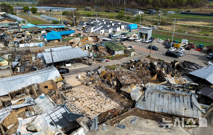 ▲ 지난해 4월 경북 안동시 산불로 주택이 다수 전소된 가운데, 뒤쪽에 이재민을 위해 마련된 임시주거시설이 보이고 있다. ⓒ뉴시스