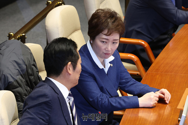 ▲ 정청래 더불어민주당 대표와 이언주 최고위원이 지난 2일 국회에서 열린 본회의 개회식에서 대화를 하는 모습. ⓒ이종현 기자