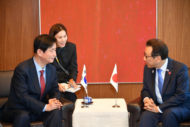 ▲ 최문순 화천군수가 지난 4일 일본 삿포로시청에서 야마모토 가쓰히로 삿포로 시장과 환담하고 있다. 최군수는 삿포로시 초청으로 이날 열린 눈축제 개막식에 참석했다. ⓒ화천군