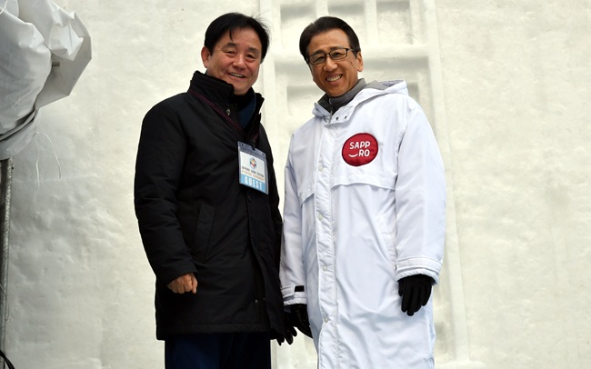 ▲ 최문순 화천군수(세계겨울도시시장회의 부회장)이 야마모토 가쓰히로 삿포로 시장(세계겨울도시시장회의 회장)과 지난 4일 삿포로 눈축제 개막식 현장에서 만나 기념촬영을 하고 있다. ⓒ화천군