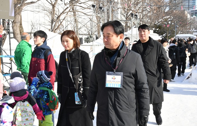 ▲ 최문순 화천군수를 포함한 화천군 대표단이 지난 4일 일본 삿포로시 초청으로 눈축제 개막식에 참석해 축제장을 둘러보고 있다. ⓒ화천군