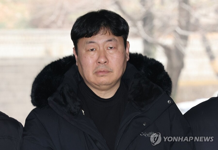 ▲ 업무방해 등의 혐의로 구속영장이 청구된 고진수 민주노총 서비스연맹 세종호텔 지부장이 지난 4일 서울 서초구 서울중앙지법에서 열린 영장실질심사에 출석하고 있다. ⓒ연합뉴스