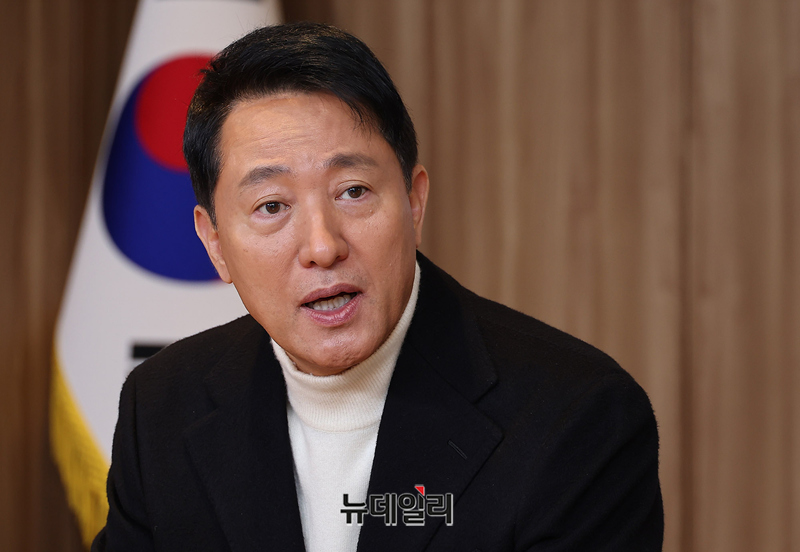 ▲ 지난달 9일 오세훈 서울시장이 시청 집무실에서 뉴데일리와 인터뷰하고 있다. ⓒ정상윤 기자