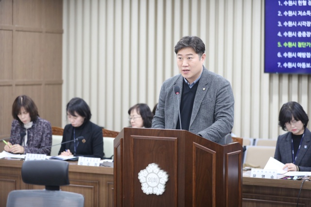 ▲ 김동은 수원시의회 의원이 '수원시 예방접종 지원에 관한 조례 일부개정조례안'을 대표 발의하고 있다. ⓒ수원시의회 제공