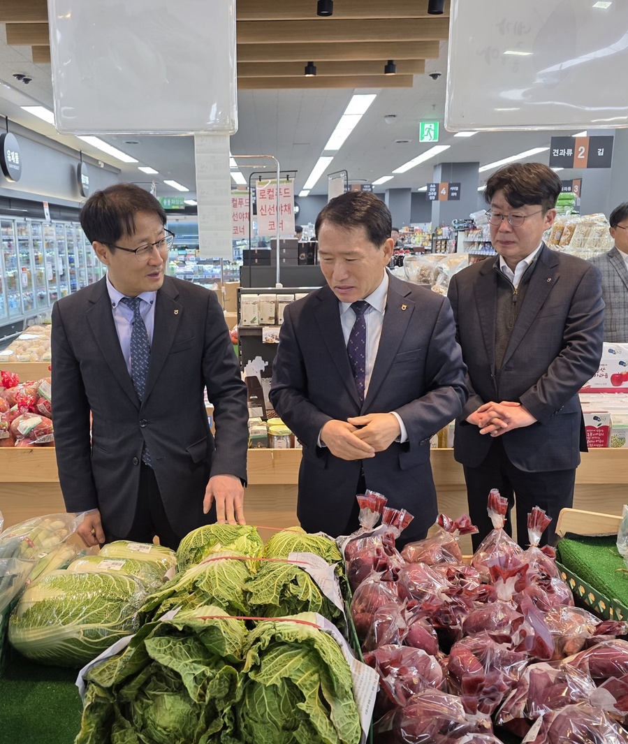 ▲ 김주원 경북농협 본부장이 이달 4일 청도농협 하나로마트를 방문하여 이재희 청도농협 조합장과 명절 성수기에 소비자들이 많이 찾는 정육과 수산, 과일 코너 등을 돌아보며 식품안전 관리상태 등을 집중점검 하고 있다(왼쪽부터 김주원 경북농협 본부장, 이재희 청도농협 조합장)ⓒ경북농협