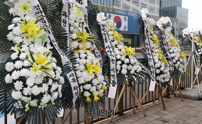 ▲ 이소영 의원 사무실 앞에 놓인 근조화환. ⓒ정상윤 기자