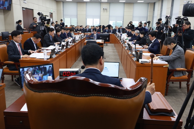▲ 5일 서울 여의도 국회에서 열린 행정안전위원회 전체회의에서 신정훈 위원장이 회의를 주재하고 있다. ⓒ뉴시스