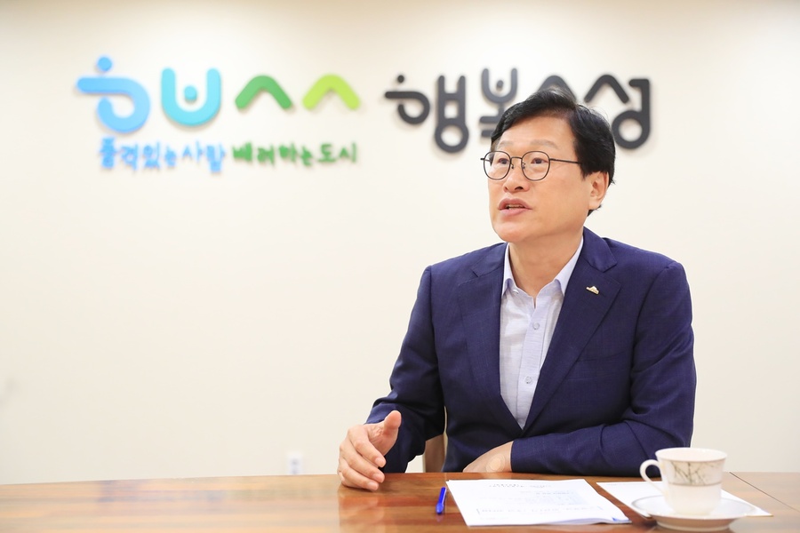 ▲ 집무실에서 수액을 맞아 의료법 위반 의혹에 휩싸였던 김대권 대구 수성구청장이 경찰 수사 결과‘혐의없음’ 처분을 받았다.ⓒ수성구