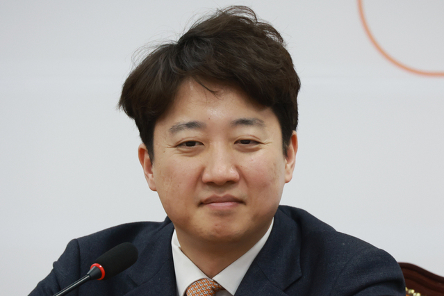 ▲ 이준석 개혁신당 대표가 지난 4일 국회에서 이석연 국민통합위원장을 접견, 이 위원장의 인사말을 듣고 있는 모습. ⓒ뉴시스