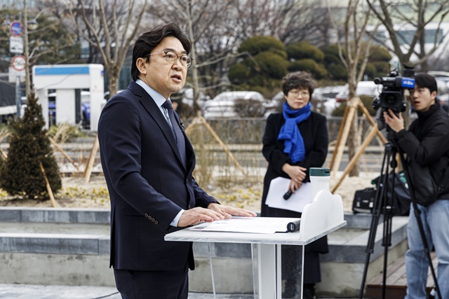 ▲ 권혁우 더불어민주당 경기기본사회위원회 부위원장이 5일 수원특례시의회 앞에서 기자회견을 열고 수원특례시장 출마를 선언하고 있다. ⓒ권혁우 기본사회위원회 부위원장 제공