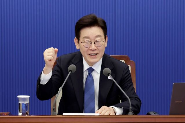 ▲ 이재명 대통령이 5일 청와대에서 열린 수석보좌관회의에서 밀라노 코르티나 동계올림픽 선수단 선전 기원 파이팅을 외치고 있다. ⓒ뉴시스