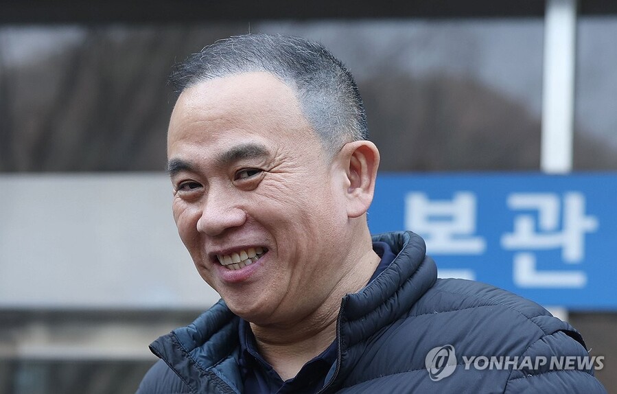 ▲ 정치자금법 위반 혐의로 기소된 정치 브로커 명태균 씨가 5일 오후 경남 창원시 성산구 창원지법에서 열린 1심 재판에서 무죄 선고를 받은 후 취재진 질문에 답하고 있다. ⓒ연합뉴스