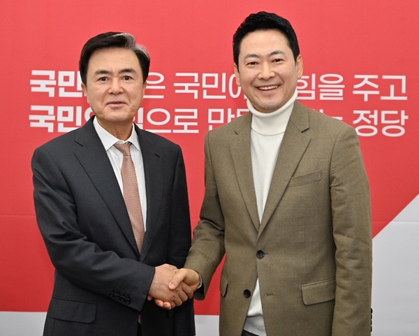 ▲ 김태흠 충남도지사(왼쪽)가 5일 국회에서 장동혁 국민의힘 대표를 만나 대전·충남 행정통합 특별법 추진과 재정·권한 이양 필요성에 대해 의견을 나눈 뒤 기념촬영을 하고 있다.ⓒ충남도