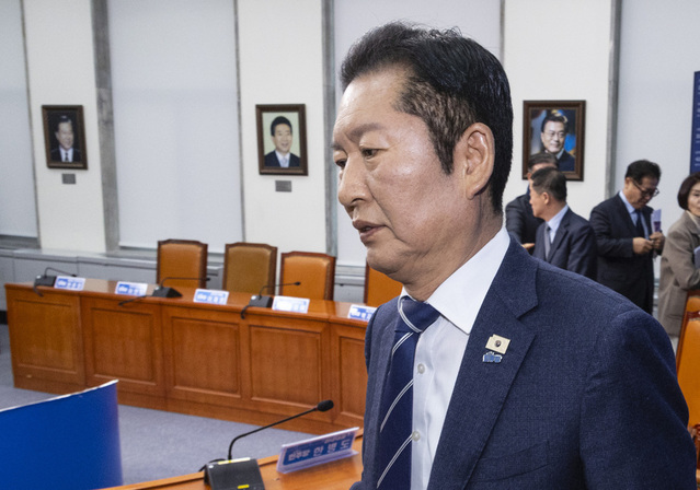 ▲ 정청래 더불어민주당 대표가 지난 4일 국회에서 열린 최고위원회의를 마치고 이동하고 있는 모습. ⓒ연합뉴스