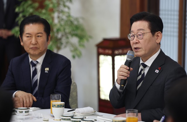 ▲ 정청래 더불어민주당 대표가 지난달 16일 청와대 상춘재에서 열린 정당 지도부 초청 오찬에서 이재명 대통령의 발언을 듣고 있는 모습. ⓒ뉴시스