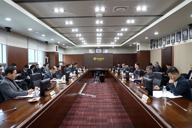 ▲ 강원랜드가 5일 정선 본사사옥 7층 임원회의실과 서울사무소와의 화상회의를 통해 제228차 이사회를 열고, 2026년 강원특별자치도민프로축구단 광고·후원(안) 등 2개 안건을 심의해 의결했다. ⓒ강원랜드