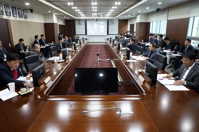 ▲ 강원랜드가 5일 정선 본사사옥 7층 임원회의실과 서울사무소와의 화상회의를 통해 제228차 이사회를 열고, 2026년 강원특별자치도민프로축구단 광고·후원(안) 등 2개 안건을 심의해 의결했다. ⓒ강원랜드