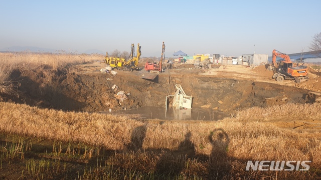 ▲ 2020년 3월 18일 오전 5시 2분께 부산 사상구 삼락생태공원 오토캠핑장 인근 부전~마산간 복선경전철 공사현장에서 둘레 약 50m, 깊이 20m 크기로 지반이 무너져 시멘트 혼합기와 플렌트기 등 중장비가 물웅덩이에 침수됐다. ⓒ뉴시스